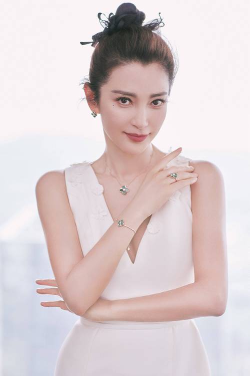 李冰冰白衣造型美如画，秒杀小龙女？网友热议不断