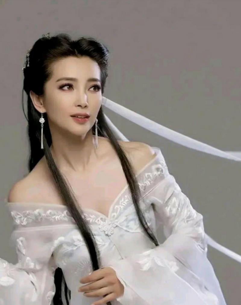 李冰冰白衣造型美如画，秒杀小龙女？网友热议不断