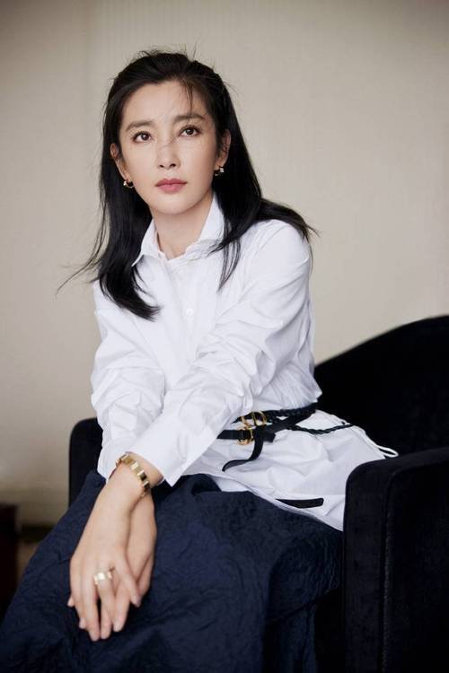 李冰冰白衣造型美如画，秒杀小龙女？网友热议不断