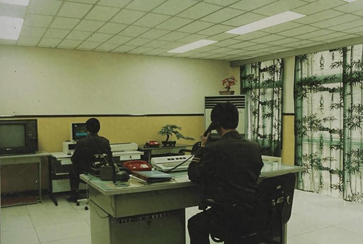斑驳红警服：90年代刑侦老警察的真实经历