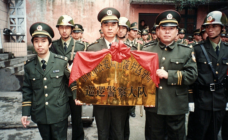斑驳红警服：90年代刑侦老警察的真实经历