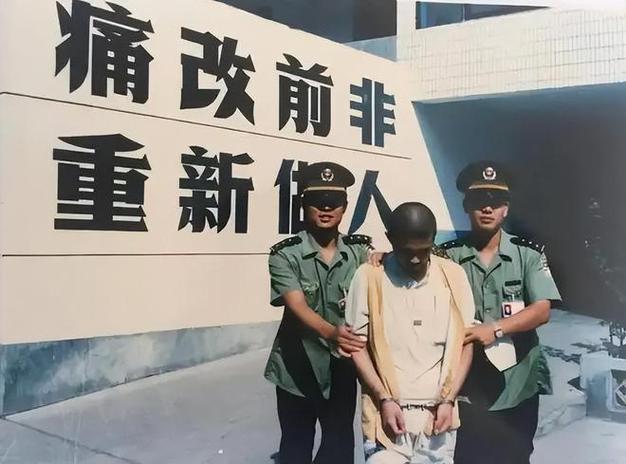 斑驳红警服：90年代刑侦老警察的真实经历