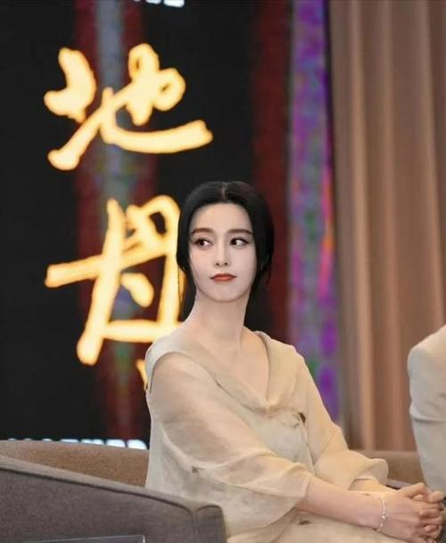 范冰冰充气玩偶事件始末：惊人相似度引发网络风暴