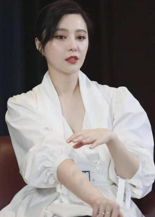范冰冰充气玩偶事件始末：惊人相似度引发网络风暴