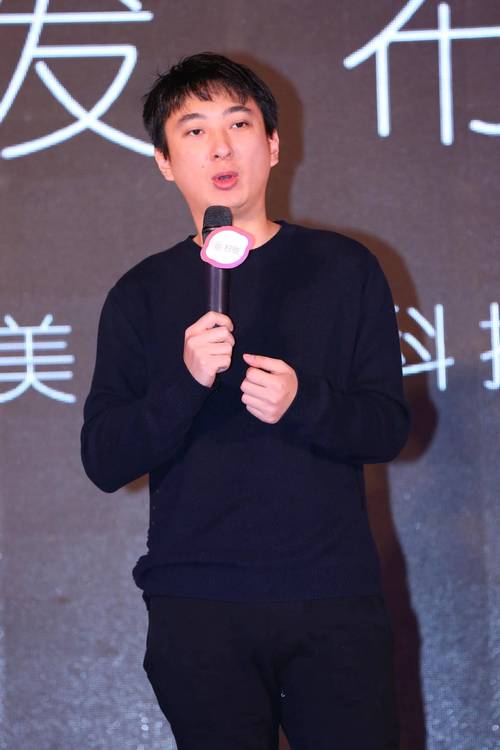 王思聪吃玉米照片疯传！国民老公竟这么接地气？