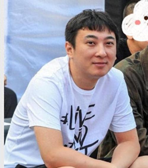 王思聪吃玉米照片疯传！国民老公竟这么接地气？
