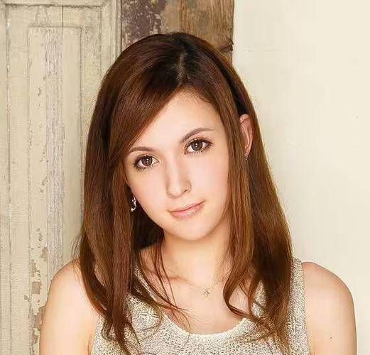 泷泽萝拉：从宅男女神到商业代言人的成功之路