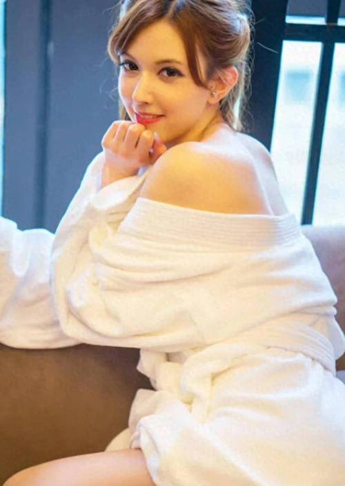 泷泽萝拉：从宅男女神到商业代言人的成功之路
