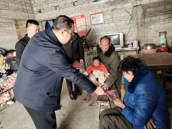 黑暗圣殿社区：走访慰问，关爱社区弱势群体