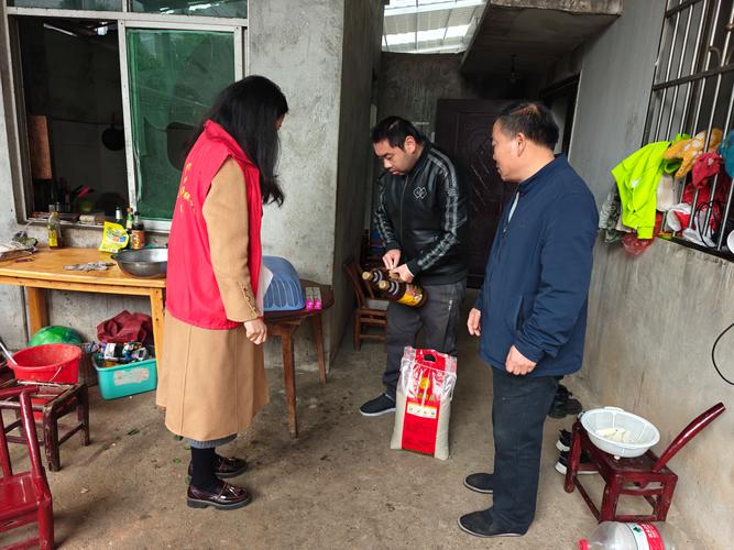 黑暗圣殿社区：走访慰问，关爱社区弱势群体