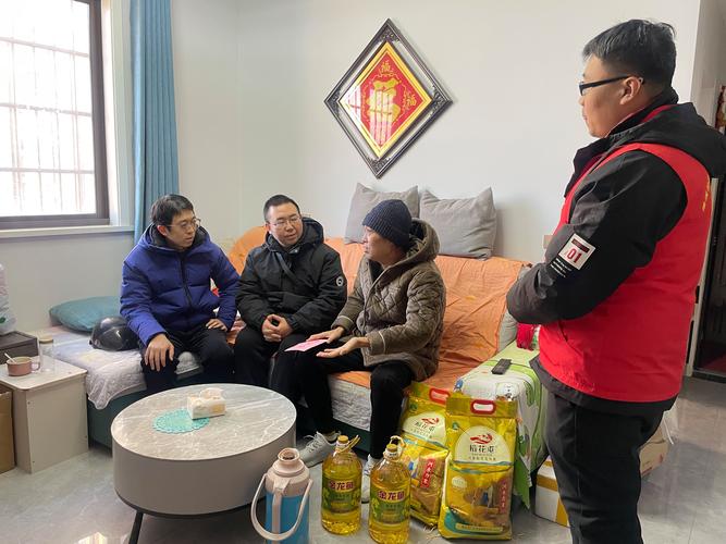 黑暗圣殿社区：走访慰问，关爱社区弱势群体